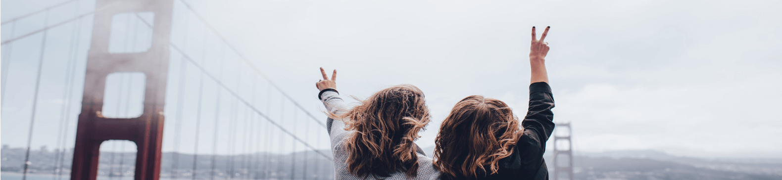 dos mujeres viendo al frente